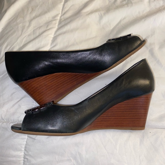 Tory Burch Black Logo on brown wedges with peep-toe. Excellent condition. Size 7 - Picture 1 of 5